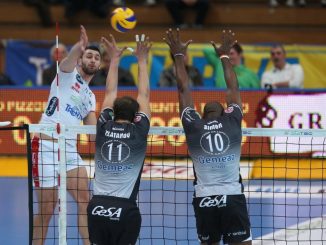 Pallavolisti che giocano una partita di pallavolo