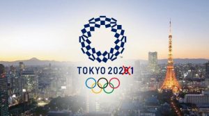 Logo Olimpiadi Tokio 2020 in cui in numero 2020 è barrato e sostituito con 2021.