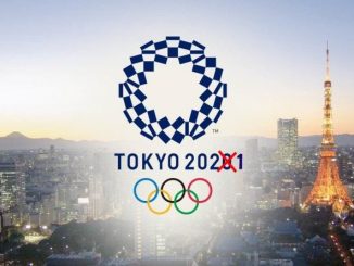 Logo Olimpiadi Tokio 2020 in cui in numero 2020 è barrato e sostituito con 2021.