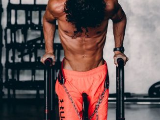 Ragazzo si allena in palestra