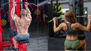 due palestrati alla lat-machine con due prese differenti in palestra