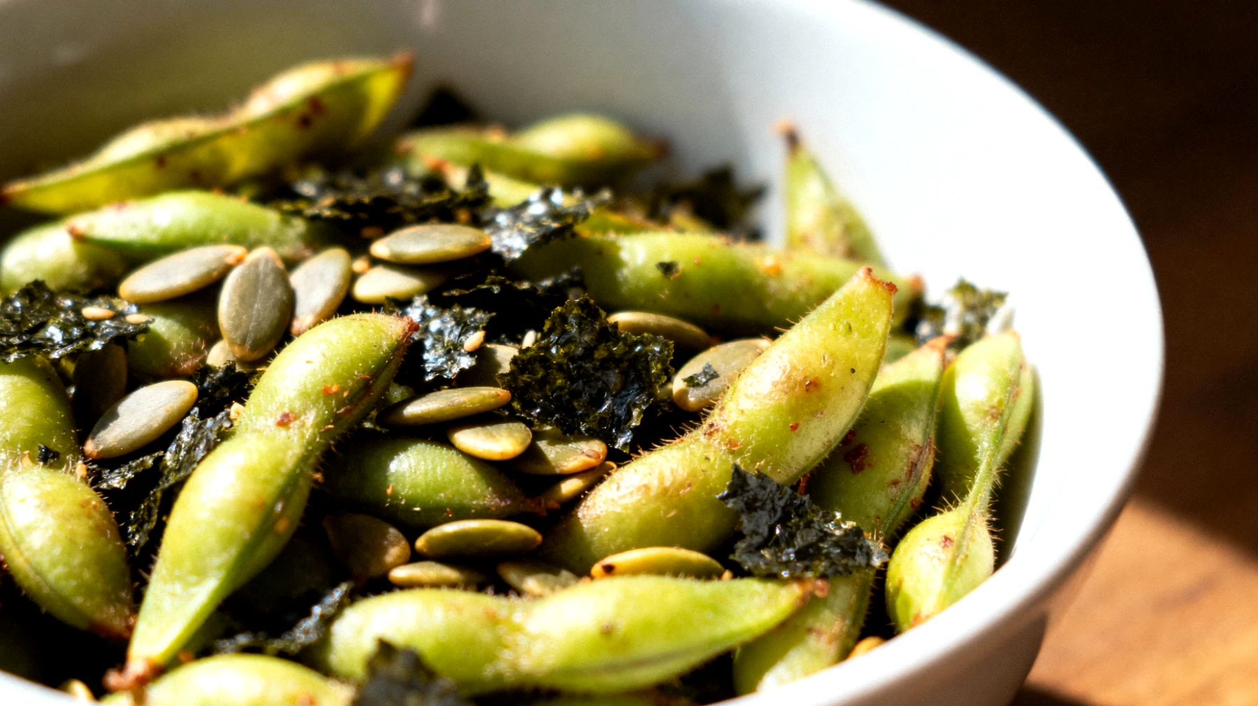 Edamame tostati con semi di zucca e alga nori sbriciolata"